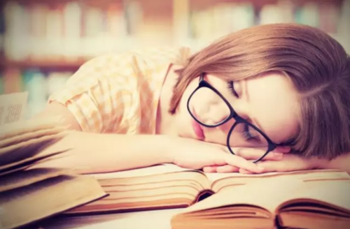 睡觉，眼镜，书籍.png